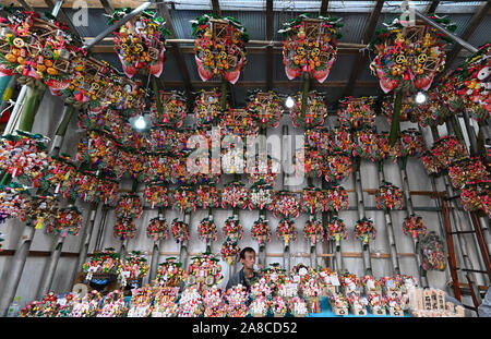 Tokio, Japan. 8. November, 2019. Bezaubernd gestalteten Bambus Rechen für gutes Glück werden an Ständen auf der Ansatz für ein Shinto Schrein während einer pulsierenden Messe gesäumt auf Tokyos Stadtteil Asakusa am Freitag verkauft, 8. November 2019. Jedes Jahr im November Tausende von Japanischen besuchen den Schrein für gute Geschäfte im kommenden Jahr und kaufen viel Glück Rechen glaubte, das Glück zu Familien zu bringen, um zu beten. Credit: Natsuki Sakai/LBA/Alamy leben Nachrichten Stockfoto