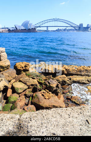 Sydney, Australien - 24. März 2013: Blick auf das Opernhaus in Sydney. Die Sydney Harbour Bridge im Hintergrund. Stockfoto