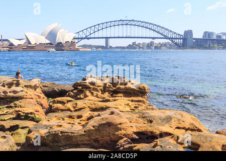 Sydney, Australien - 24. März 2013: Blick auf das Opernhaus in Sydney. Die Sydney Harbour Bridge im Hintergrund. Stockfoto