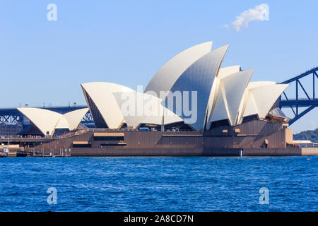 Sydney, Australien - 24. März 2013: Blick auf das Opernhaus in Sydney. Die Sydney Harbour Bridge im Hintergrund. Stockfoto