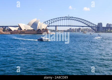 Sydney, Australien - 24. März 2013: Blick auf das Opernhaus in Sydney. Die Sydney Harbour Bridge im Hintergrund. Stockfoto