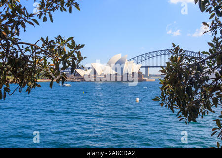 Sydney, Australien - 24. März 2013: Blick auf das Opernhaus in Sydney. Die Sydney Harbour Bridge im Hintergrund. Stockfoto