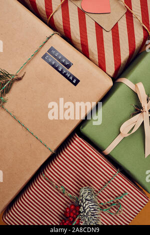 In der Nähe von eingerichteten Geschenkboxen in bunten Geschenkpapier für Weihnachten verpackt Stockfoto