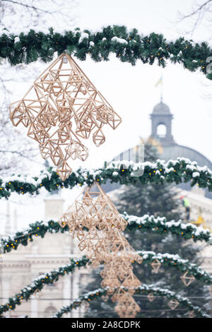 Ukrainische Weihnachten Dekoration, Stroh Spinnen auf den tannenzweigen, hell neues Jahr Feier in der Ukraine. Stockfoto