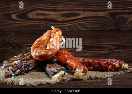 Vielzahl von getrocknete Wurst auf hölzernen Tisch Stockfoto