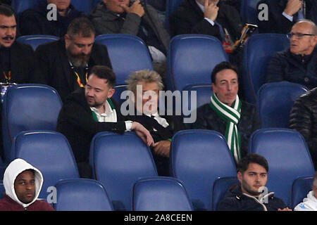 Rom, Italien. 07 Nov, 2019. Rom, Italien, 07. November 2019: Rod Stewart Celtic Fans mit Freund auf der Tribüne in der UEFA Europa League Gruppe E Fußballspiel zwischen SS Lazio und Celtic Glasgow, im Olympiastadion in Rom. Credit: Unabhängige Fotoagentur/Alamy leben Nachrichten Stockfoto