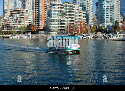 Die Aquabus-Passagierfähre fährt auf False Creek in Vancouver, von Granville Island aus gesehen. Stockfoto