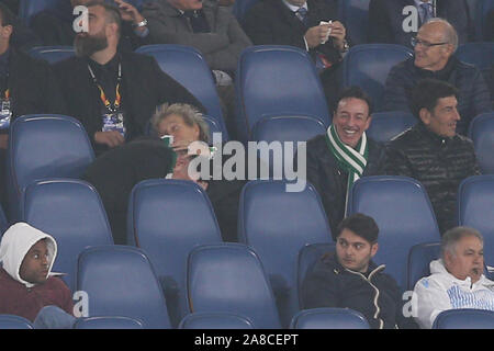 Rom, Italien. 07 Nov, 2019. Rom, Italien, 07. November 2019: Rod Stewart Celtic Fans mit Freund auf der Tribüne in der UEFA Europa League Gruppe E Fußballspiel zwischen SS Lazio und Celtic Glasgow, im Olympiastadion in Rom. Credit: Unabhängige Fotoagentur/Alamy leben Nachrichten Stockfoto