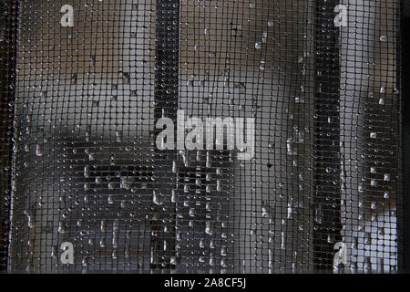 26 Jul 2005 Regen fällt auf Fenster Moskitonetz Makro Foto mit geringer Tiefenschärfe Kalyan Maharashtra Indien Stockfoto