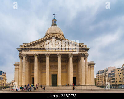 Schöne Aussicht auf das berühmte Panthéon Mausoleum in Paris, mit der schönen Fassade, die korinthischen Säulen und eine skulpturale Giebel, überwunden... Stockfoto