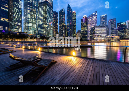 Dämmerung über den berühmten SIngapore business district Skyline und der Uferpromenade in Südostasien größten Finanzplatz Stockfoto