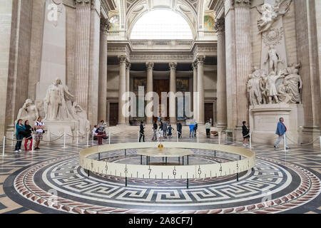 Schöne Panoramasicht auf das Foucault Pendel innerhalb der berühmte Panthéon Mausoleum in Paris. Es ist ein Gerät, benannt nach dem französischen Physiker Léon Foucault... Stockfoto