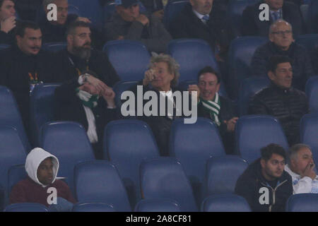 Rom, Italien. 07 Nov, 2019. Rom, Italien, 07. November 2019: Rod Stewart Celtic Fans mit Freund auf der Tribüne in der UEFA Europa League Gruppe E Fußballspiel zwischen SS Lazio und Celtic Glasgow, im Olympiastadion in Rom. Credit: Unabhängige Fotoagentur/Alamy leben Nachrichten Stockfoto