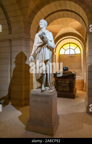 Voltaires Grab im Pariser Panthéon Mausoleum im Hochformat. Den Sarg und eine Statue von Voltaire kann in der nekropole gesehen werden. Stockfoto