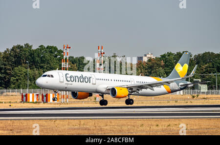 Frankfurt, Hessen / Deutschland - 29. August 2019 Condor Flugzeuge (Airbus A 321-D-Aiad) auf der Start- und Landebahn im Nordwesten des Flughafens Frankfurt am Main. Stockfoto