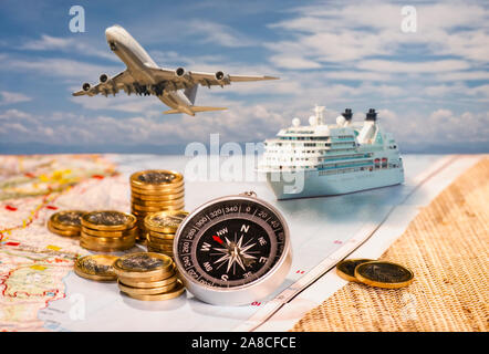 Flugzeug und Schiff mit Kompass und Münzen auf einer Karte Stockfoto