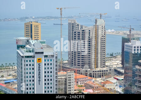 Luanda/Angola - 11/28/2016: Luftbild der Innenstadt von Luanda, die Bucht und den Hafen von Luanda, Rn und zentralen Gebäude, in Angola Stockfoto