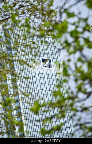 Deutsche Bank Zentrale in Frankfurt mit Logo Stockfoto