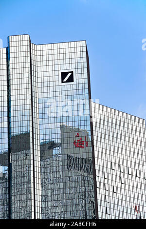 Deutsche Bank Zentrale in Frankfurt mit Logo und Reflexion der Sparkassen Logo in der Fassade Stockfoto