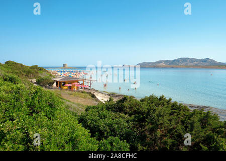 Spiaggia La Pelosa/Pelosa Strand einen feinen weißen Sandstrand mit Touristen und die Torre della Pelosa Küstenlinie in Stintino Sassari Sardinien Italien Europa Stockfoto