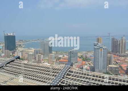 Luanda/Angola - 11/28/2016: Luftbild der Innenstadt von Luanda, die Bucht und den Hafen von Luanda, Rn und zentralen Gebäude, in Angola Stockfoto