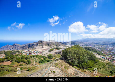 Landschaft Blick auf Tal in den Bergen in der Nähe von Meer. Stockfoto