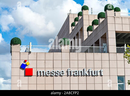 Das Logo der Messe Frankfurt auf ein Gebäude auf dem Messegelände Stockfoto