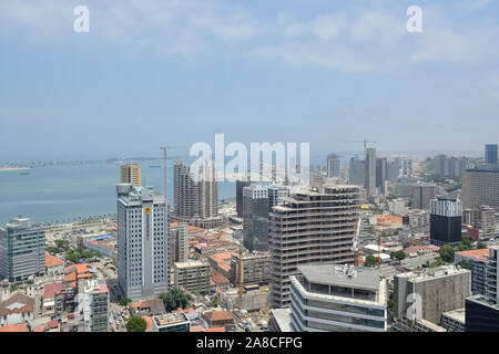 Luanda/Angola - 11/28/2016: Luftbild der Innenstadt von Luanda, die Bucht und den Hafen von Luanda, Rn und zentralen Gebäude, in Angola Stockfoto