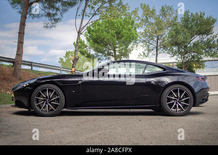 MONTMELO, SPANIEN - 29. SEPTEMBER 2019: Aston Martin DB11 V12, Seitenansicht Stockfoto