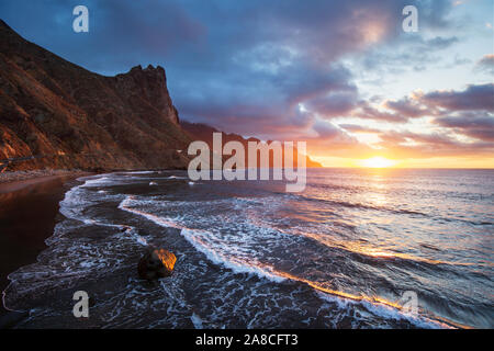 Landschaft Sonnenuntergang am Strand in der Nähe des Cliff auf Teneriffa Stockfoto