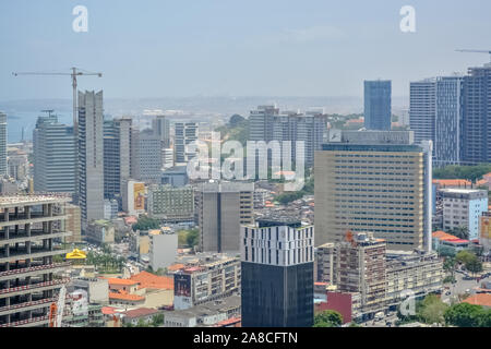 Luanda/Angola - 11/28/2016: Luftbild der Innenstadt von Luanda, die Bucht und den Hafen von Luanda, Rn und zentralen Gebäude, in Angola Stockfoto