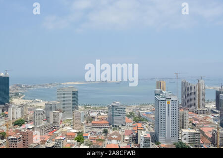 Luanda/Angola - 11/28/2016: Luftbild der Innenstadt von Luanda, die Bucht und den Hafen von Luanda, Rn und zentralen Gebäude, in Angola Stockfoto
