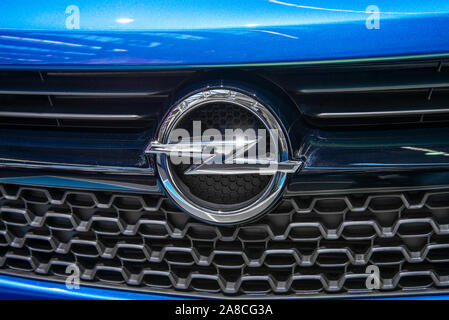 Das Logo von Opel auf ein blaues Auto dieser Marke Stockfoto