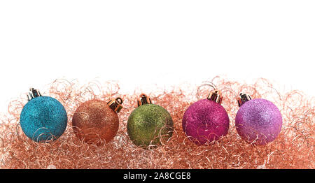 Bunter Weihnachtsbaum Kugeln auf Goldener Engel Haar Stockfoto