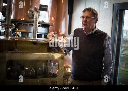 Anthony Wills, Gründer und Geschäftsführer von kilchoman Single Malt Whisky Brennerei, in der Brennerei noch Zimmer, auf Islay, Schottland, 16. Oktober 2019. Stockfoto