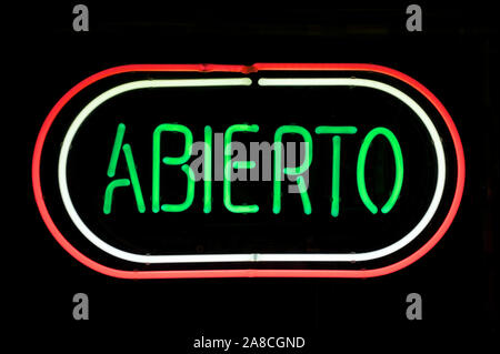 Abierto-Schild (das spanische Wort für OFFEN) in Rot, Weiß und Grün-Neon Stockfoto