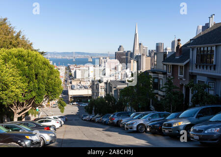 SAN FRANCISCO, USA - OKTOBER 2, 2019: Blick auf die Stadt vom Finanzviertel und die Oakland Bay Bridge von der Spitze des Hügels am Broadway in North Beach. Stockfoto