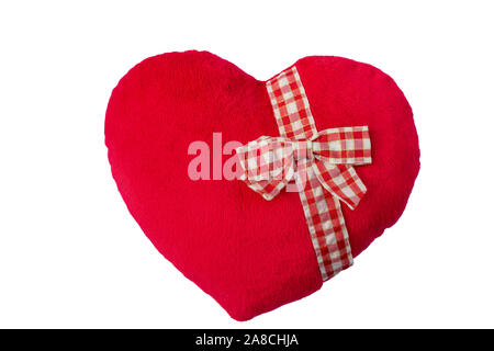Plüsch Rot Herz auf einem weißen Hintergrund. Weichen, roten dekorative Herzkissen isoliert. Stockfoto