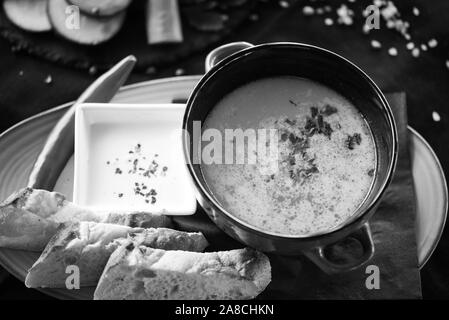 Köstliche traditionelle rumänische Suppe mit frischem Gemüse, Rindfleisch und hausgemachtem Brot Stockfoto