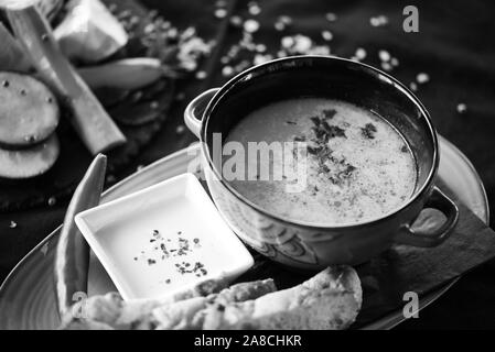 Köstliche traditionelle rumänische Suppe mit frischem Gemüse, Rindfleisch und hausgemachtem Brot Stockfoto