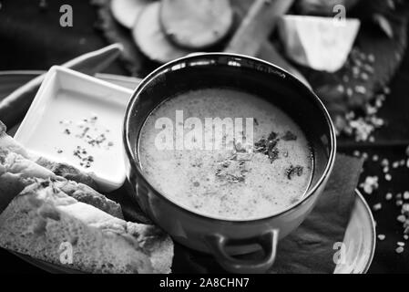 Köstliche traditionelle rumänische Suppe mit frischem Gemüse, Rindfleisch und hausgemachtem Brot Stockfoto