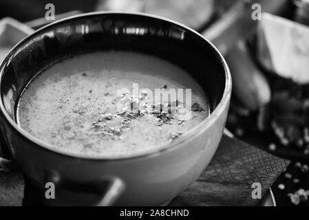 Köstliche traditionelle rumänische Suppe mit frischem Gemüse, Rindfleisch und hausgemachtem Brot Stockfoto