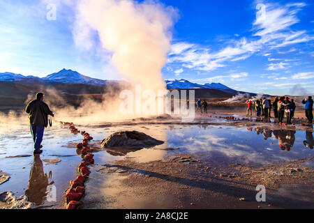 El Tatio Geysir Ort, San Pedro de Atacama mit Touristen besuchen. Fotograf bei El Tatio Geysire, Chile bei Sonnenaufgang Stockfoto