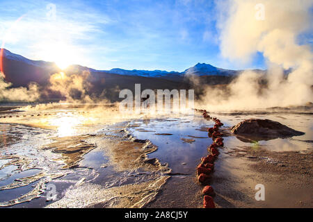 El Tatio Geysir Ort, San Pedro de Atacama mit Touristen besuchen. Fotograf bei El Tatio Geysire, Chile bei Sonnenaufgang Stockfoto