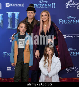 Los Angeles, USA. 07 Nov, 2019. Ashlee Simpson und ihr Mann Evan Ross stellen mit ihrer Tochter Jagger Schnee Ross und ihr Sohn Bronx ging während der Premiere der animierte musikalische Komödie Frozen II" Premiere auf der Dolby Theatre in Hollywood" in Los Angeles am Donnerstag, 7. November 2019. Storyline: Anna, Elsa, Kristoff, Olaf und Sven verlassen Arendelle auf einen alten, Herbst, Wald von einem verwunschenen Land zu reisen. Die Herkunft der Elsa die Befugnisse, um ihr Königreich zu speichern zu finden. Foto von Jim Ruymen/UPI Quelle: UPI/Alamy leben Nachrichten Stockfoto