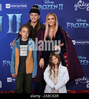 Los Angeles, USA. 07 Nov, 2019. Ashlee Simpson und ihr Mann Evan Ross stellen mit ihrer Tochter Jagger Schnee Ross und ihr Sohn Bronx Wentz während der Premiere der animierte musikalische Komödie Frozen II" Premiere auf der Dolby Theatre in Hollywood" in Los Angeles am Donnerstag, 7. November 2019. Storyline: Anna, Elsa, Kristoff, Olaf und Sven verlassen Arendelle auf einen alten, Herbst, Wald von einem verwunschenen Land zu reisen. Die Herkunft der Elsa die Befugnisse, um ihr Königreich zu speichern zu finden. Foto von Jim Ruymen/UPI Quelle: UPI/Alamy leben Nachrichten Stockfoto