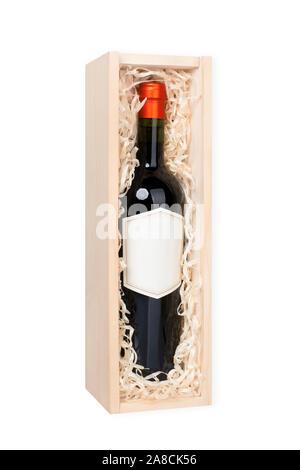 Öffnen Holzkiste mit Wein Flasche mit leeres Etikett gefüllt mit shreded Papier/Stroh. Auf weiß isoliert. Beschneidungspfad enthalten. Stockfoto