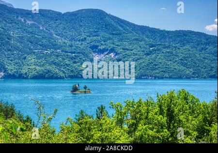 Der künstliche See von Serre Poncon, in den Französischen Alpen, hat eine kleine Insel in der Mitte mit einer kleinen Kirche Stockfoto