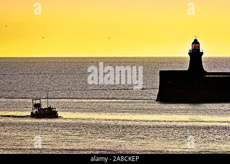 Leuchtturm und Boot in der frühen Morgendämmerung Stockfoto