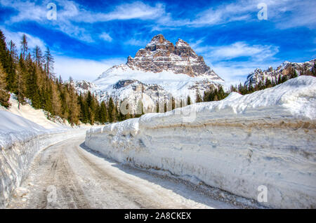 Verschneite Straße in der Antorno Gegend in der Nähe von Misurina, Italien. HDR-Bild Stockfoto